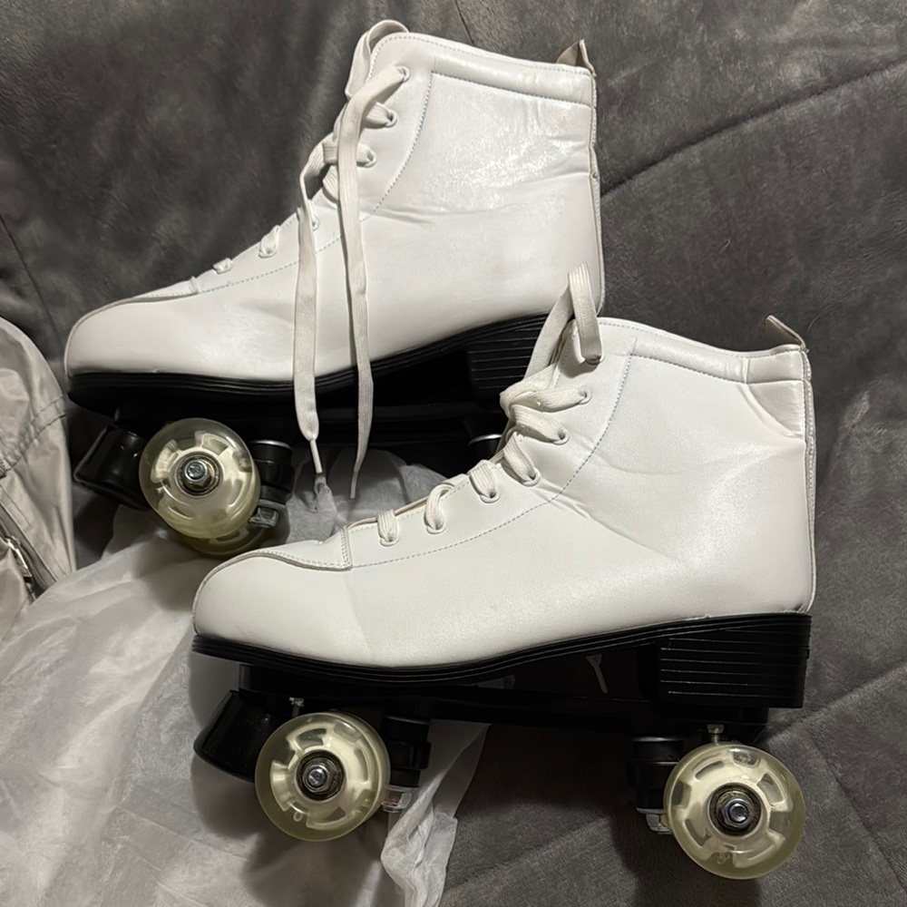 White High-Top Roller Skates with Lace-Up Design and Black Wheel Base